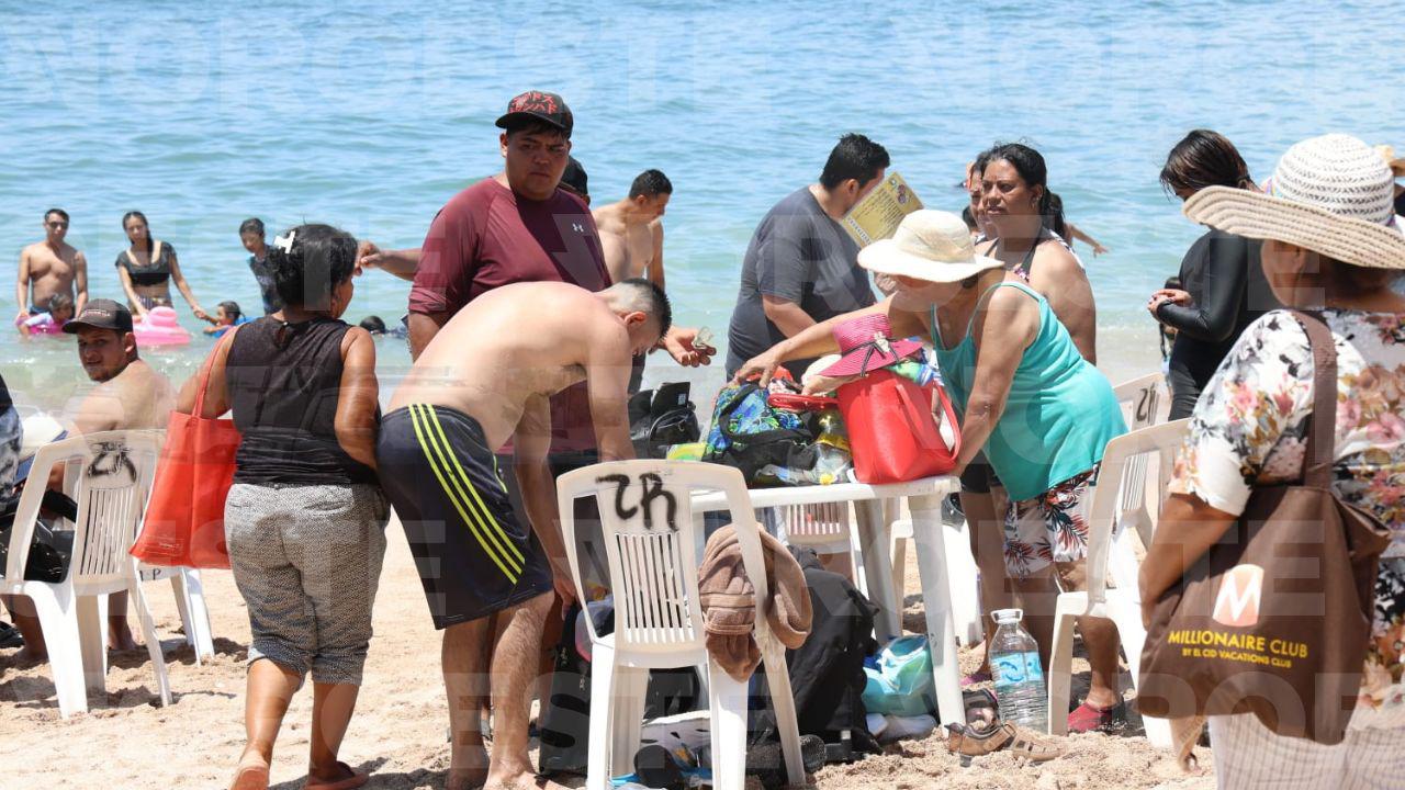 $!Realizan operativo de desalojo de vendedores y prestadores de servicio en Playa Pinitos