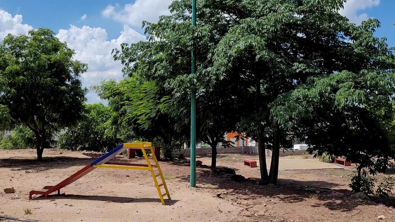 $!Los niños de Alturas del Sur no pueden salir al parque porque no hay luz en las noches