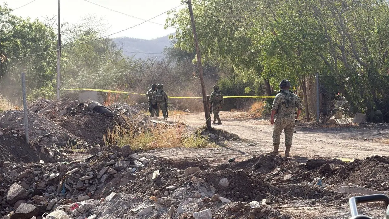 $!Hallan cuerpo envuelto en cobijas en predio baldío en Jardines de la Sierra, al norte de Culiacán