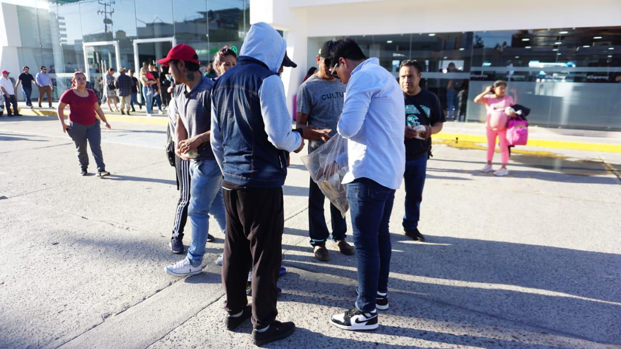 $!Brindan atención en Mazatlán a turistas varados por ola de violencia del jueves