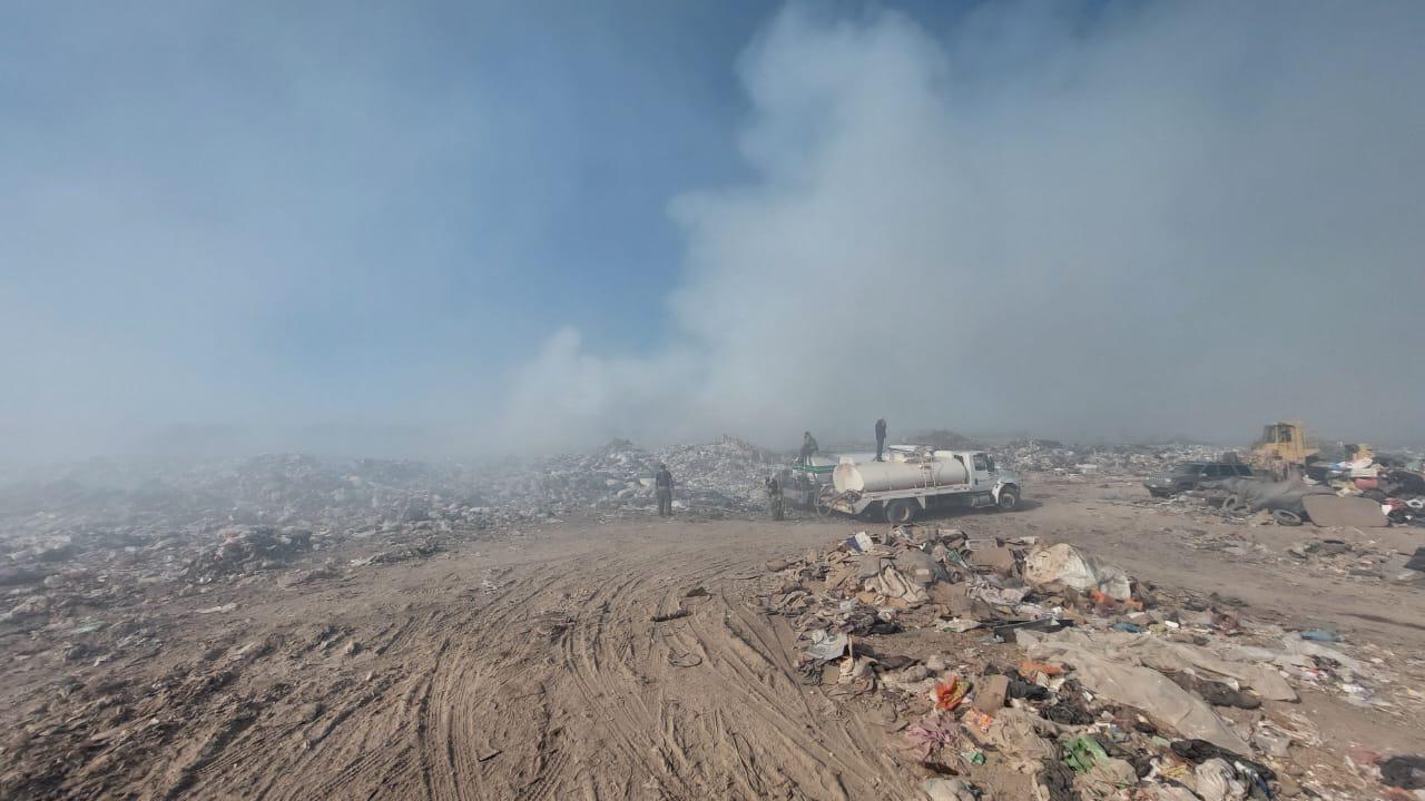 $!Arde basurón municipal de Guasave; sospechan que fue provocado