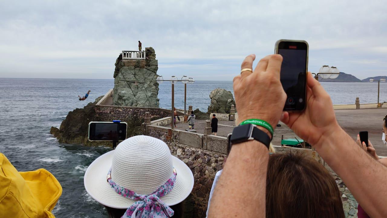 $!Turistas de crucero disfrutan de un espectáculo que les ‘roba el aliento’