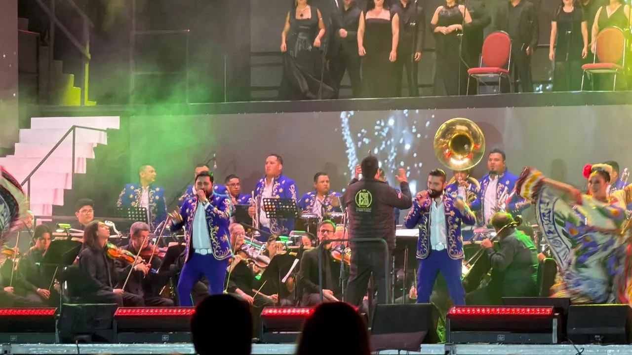 $!El Carnaval de Mazatlán corona a Mariana I como Reina de los Juegos Florales