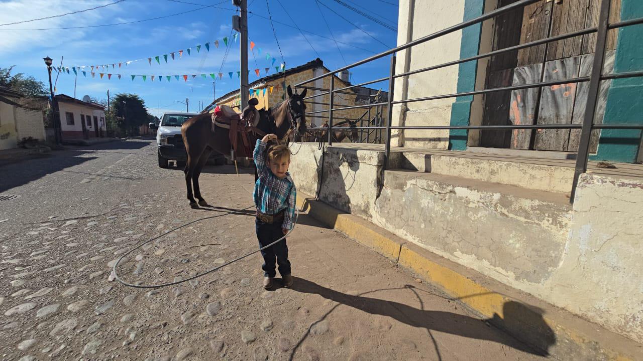 $!Pequeños charros de Cacalotán ofrecen paseos a caballo para costear indumentaria