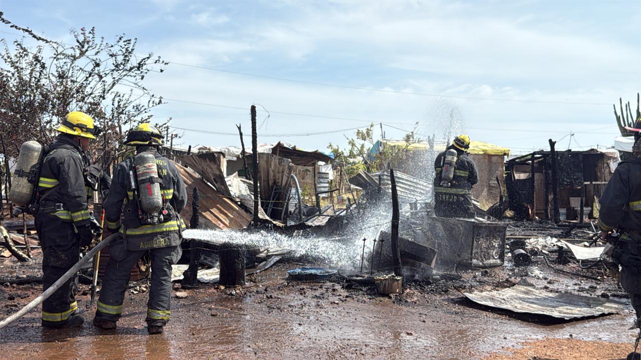 $!Incendio consume tres viviendas en asentamiento de Valle del Agua, al oriente de Culiacán