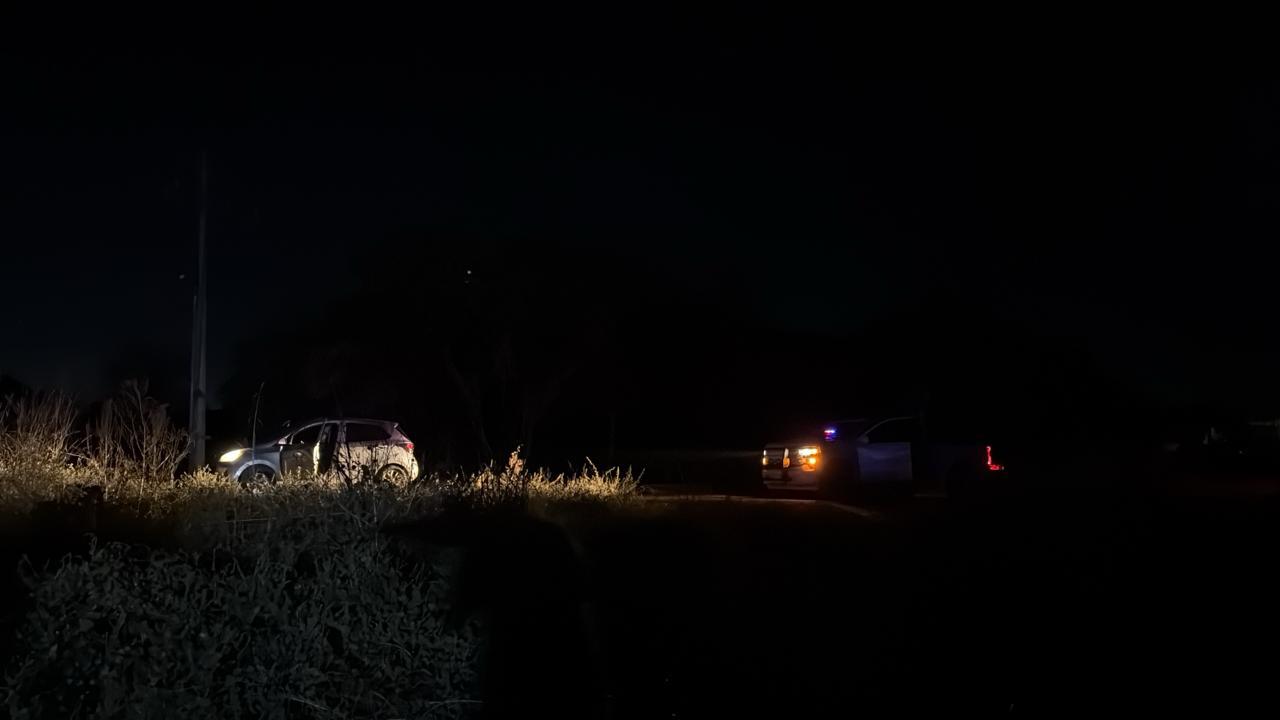 $!Persecución armada deja una pareja herida de bala debajo de un puente, en Culiacán