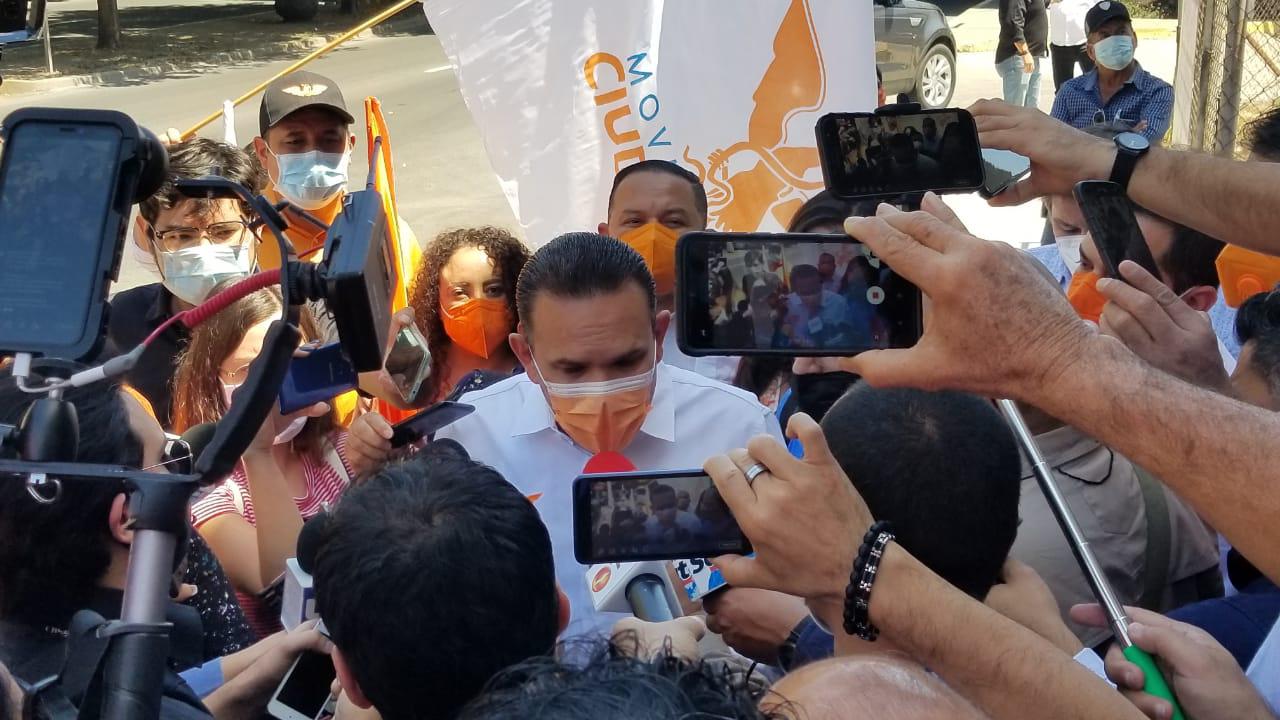 $!Respaldado por un centenar de simpatizantes, Sergio Torres se registra ante el IEES