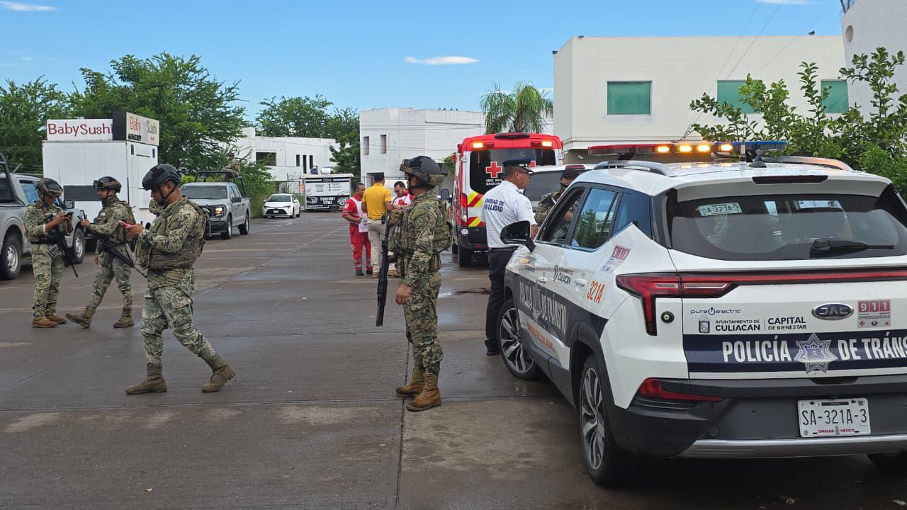 $!Seis marinos resultan lesionados tras volcadura de camioneta en Tres Ríos, Culiacán