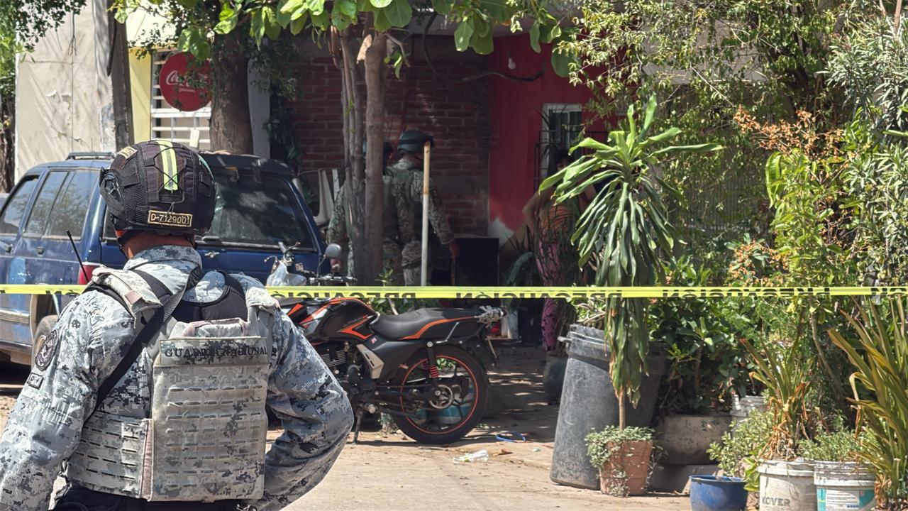 $!Balean a un hombre en la Lombardo Toledano, en Culiacán; militares lo trasladan a hospital