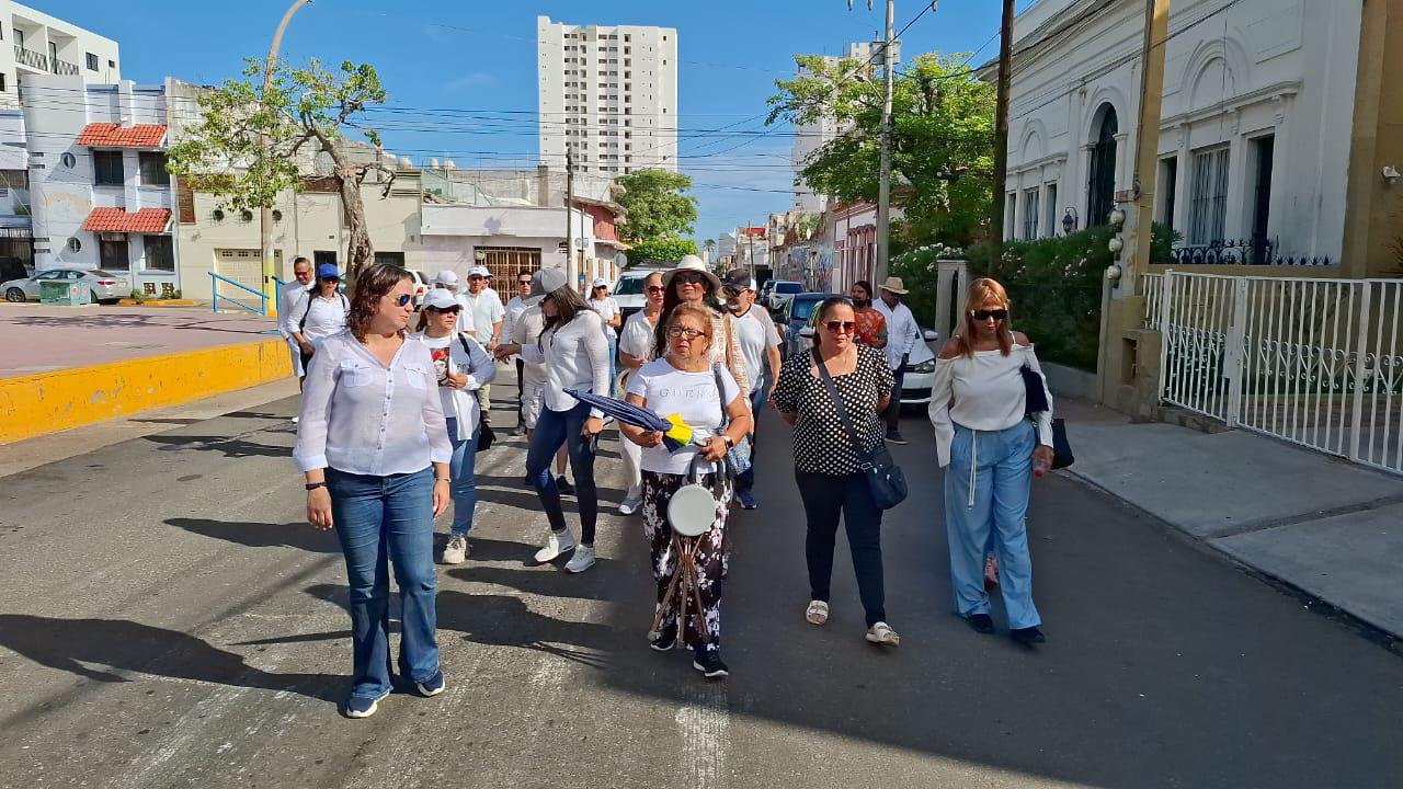 $!Mazatlecos también salen a marchar en exigencia de paz en Sinaloa