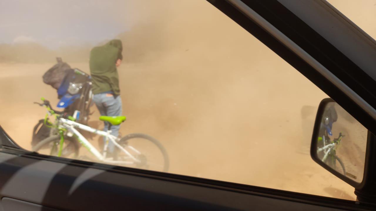 $!Remolino hace correr a futbolistas en La Palma Sola, en Mazatlán (FOTOS)