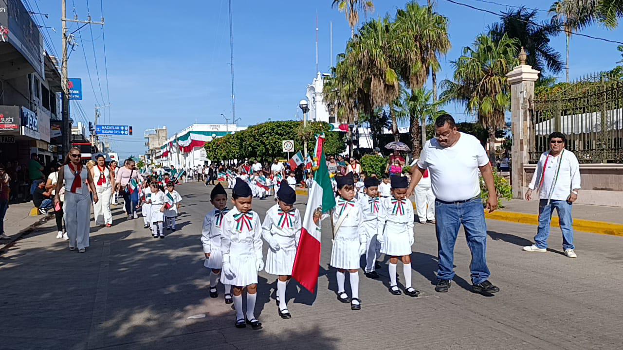 $!Alumnos de preescolar participaron en Escuinapa en el desfile por la independencia