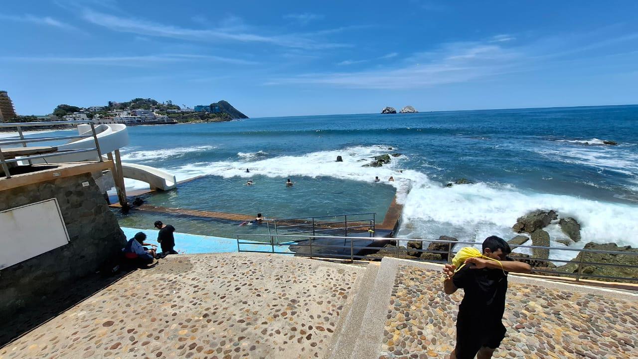 $!Reabren alberca de la Carpa Olivera al público y turistas aprovechan para pasar el día