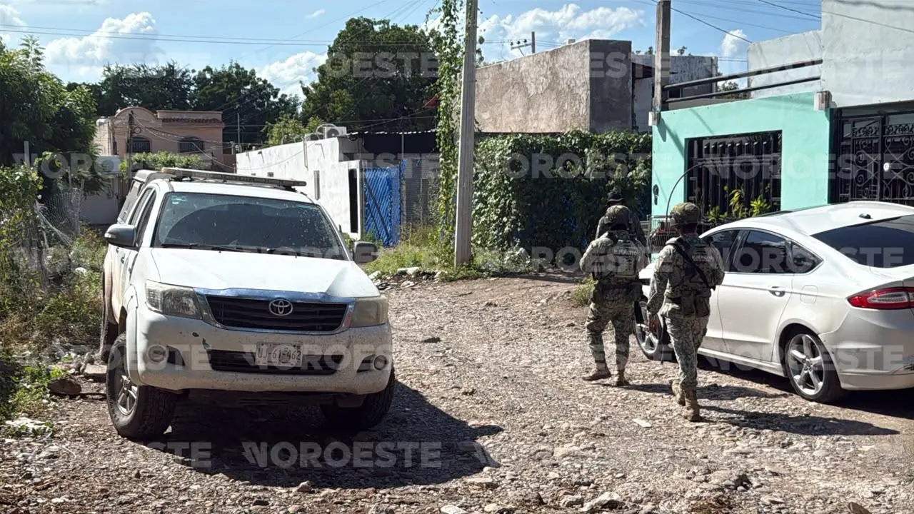 $!Balean una camioneta en Villa del Real, en Culiacán