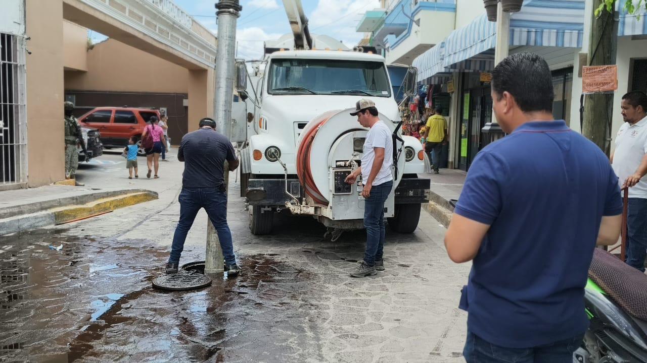 $!Desborda alcantarilla en zona comercial de El Rosario y obliga a autoridades a cerrar vialidad