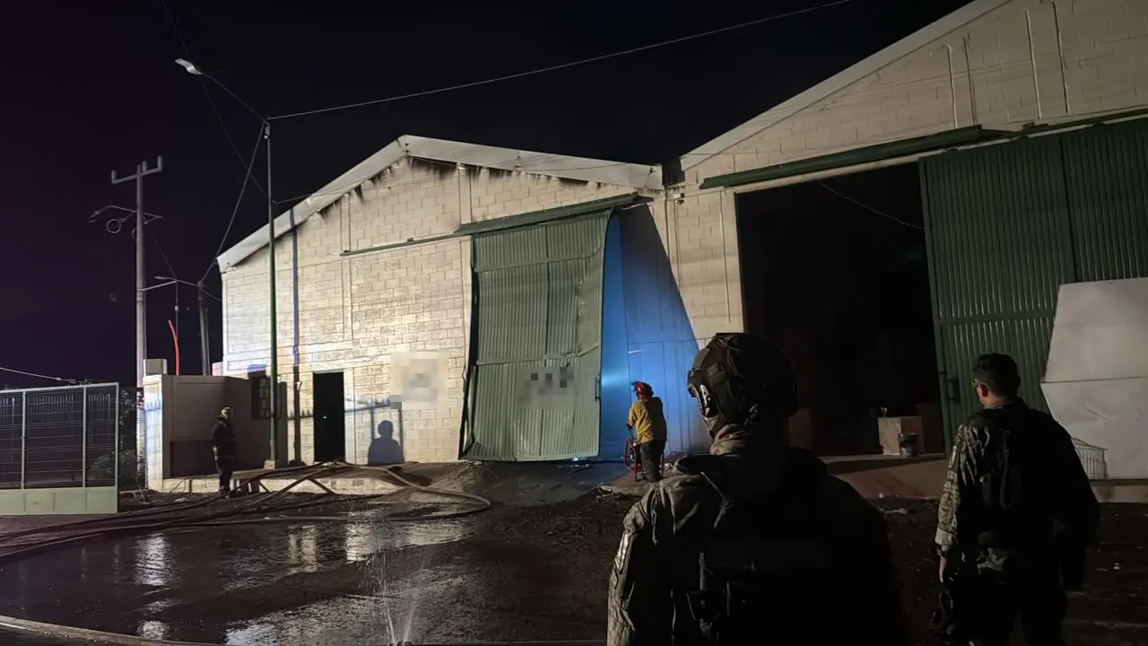 $!Vandalizan e incendian una bodega en el Campo El Diez, al sur de Culiacán