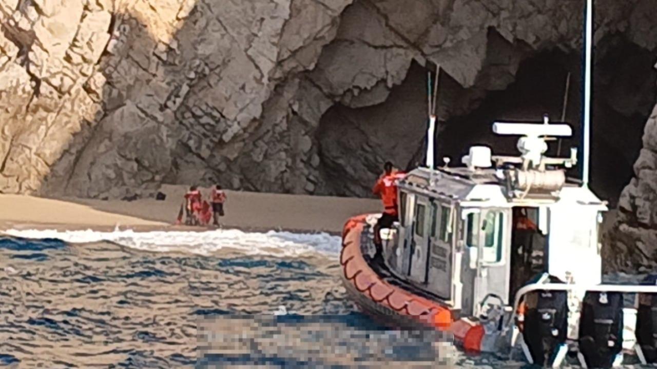 $!Marina rescata a dos hombres, uno con traumatismo, en El Arco de Los Cabos, en BCS