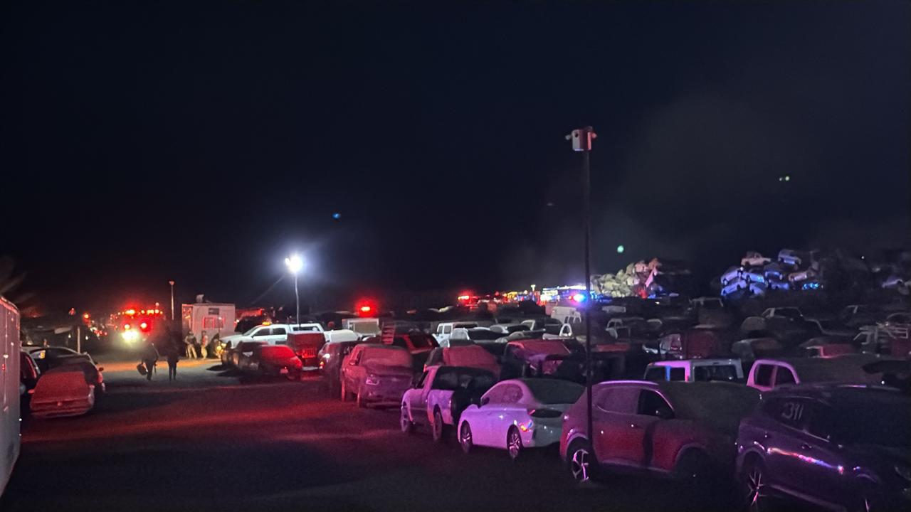 $!Incendio consume vehículos en pensión de la Fiscalía al norte de Culiacán