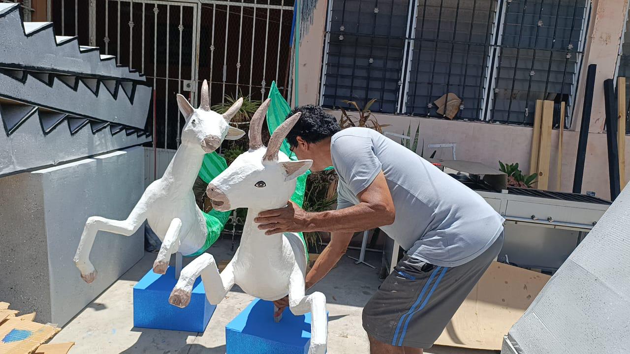 $!Juan Carlos conjuga en carros alegóricos su talento y la pasión por las fiestas de Las Cabras