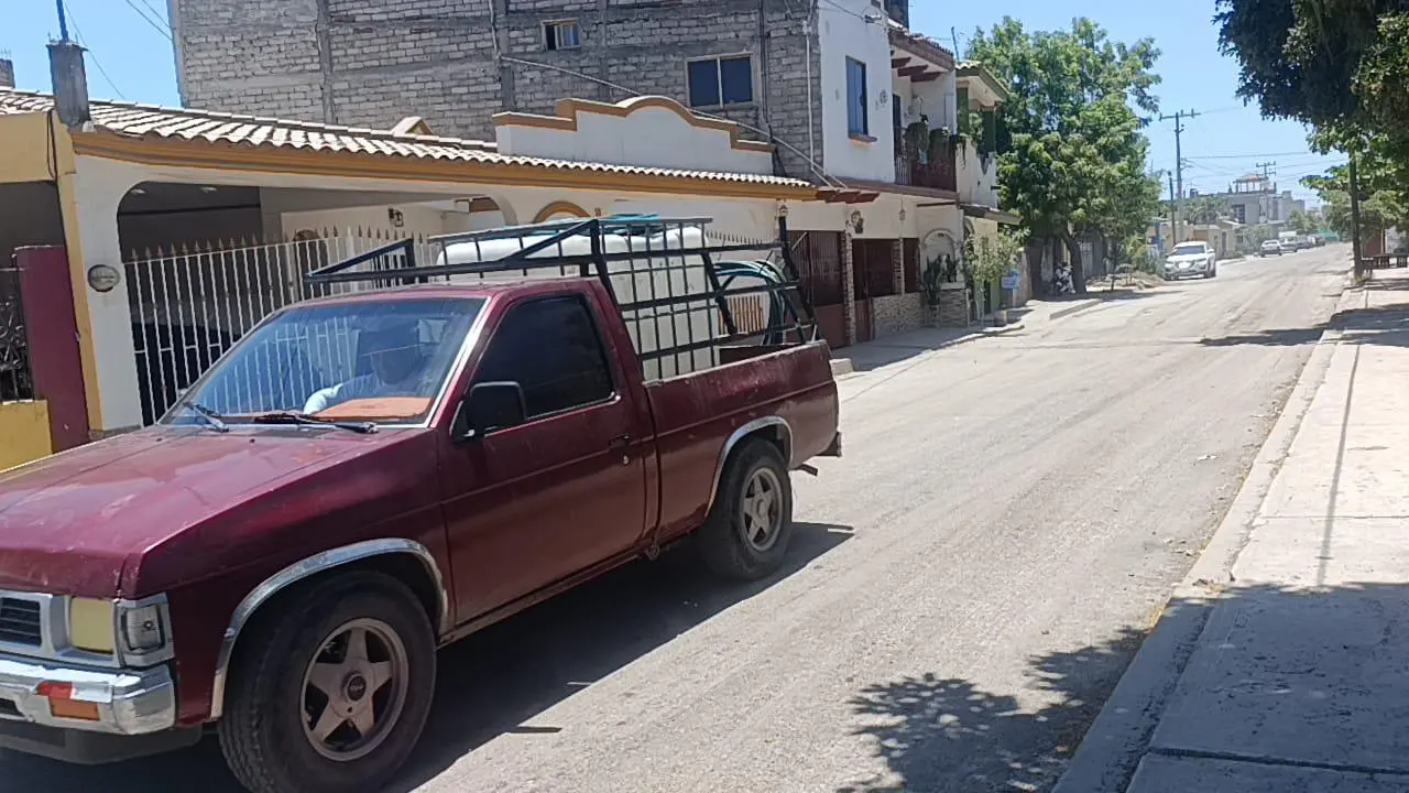 $!Ante el desabasto de agua en Escuinapa, por corte de la luz, vendedores en pipas no se dan abasto