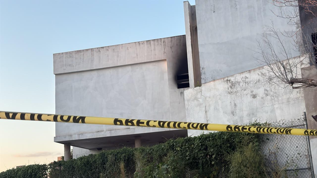 $!Rescatan a perro en incendio de casa abandonada en el sector Tres Ríos, en Culiacán
