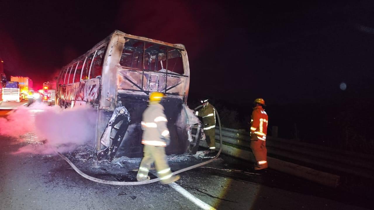 $!Se incendia autobús ruta Guadalajara-Culiacán, en Nayarit; resultan ilesos chofer y 40 pasajeros