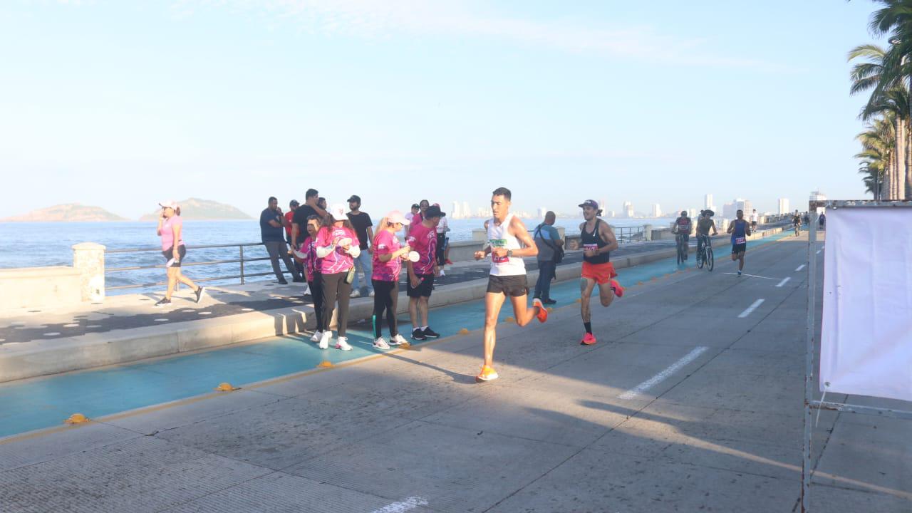 $!Solís y Leyva conquistan la Carrera Rosa, en Mazatlán