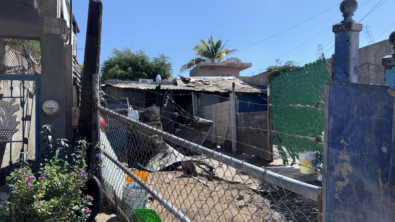 $!Privan de libertad a dos hombres e incendian una vivienda de la colonia Esthela Ortiz de Toledo, en Culiacán