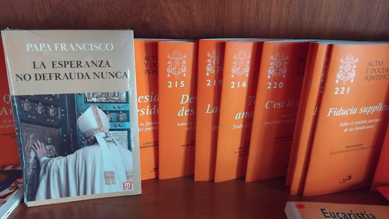 $!Reportan vendedores de artículos religiosos bajas ventas durante Semana Santa