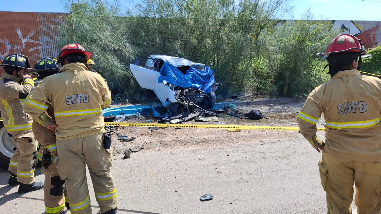 $!Mueren tres en aparatoso choque de un auto contra tráiler en Mazatlán