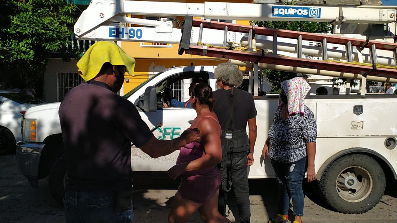 $!Luego de 30 horas sin luz, vecinos de la Colonia Gabriel Leyva toman la Avenida Emilio Barragán, en Mazatlán