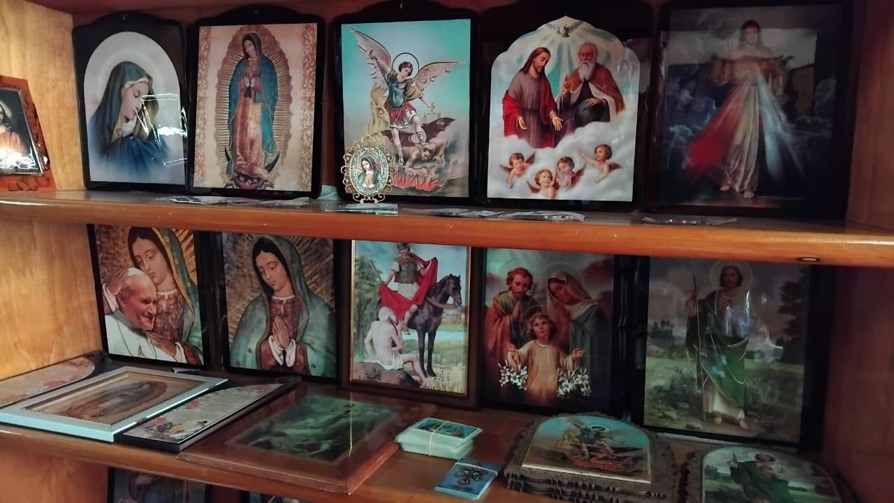 $!Reportan vendedores de artículos religiosos bajas ventas durante Semana Santa