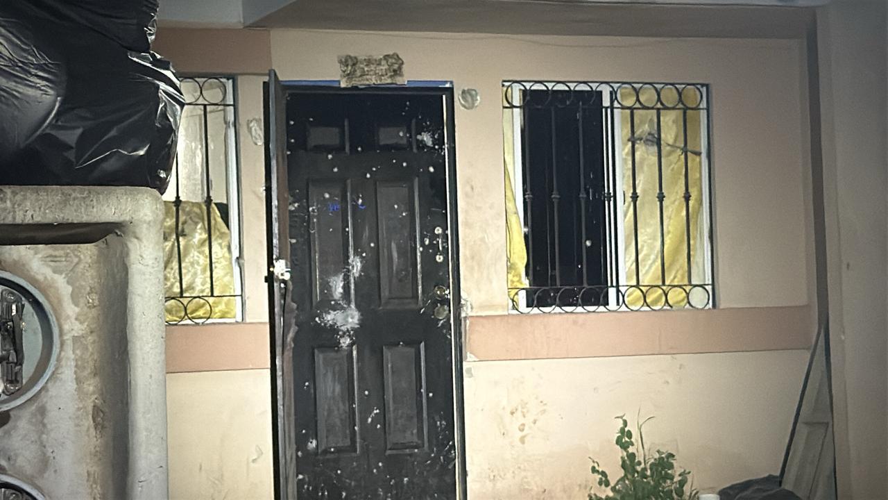 $!Civiles disparan contra domicilio habitado por una familia en el fraccionamiento Urbivilla del Prado, en Culiacán
