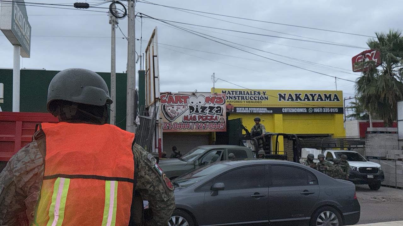 $!Localizan un menor de edad asesinado y envuelto en cobijas frente a pizzería de la colonia Nakayama, en Culiacán