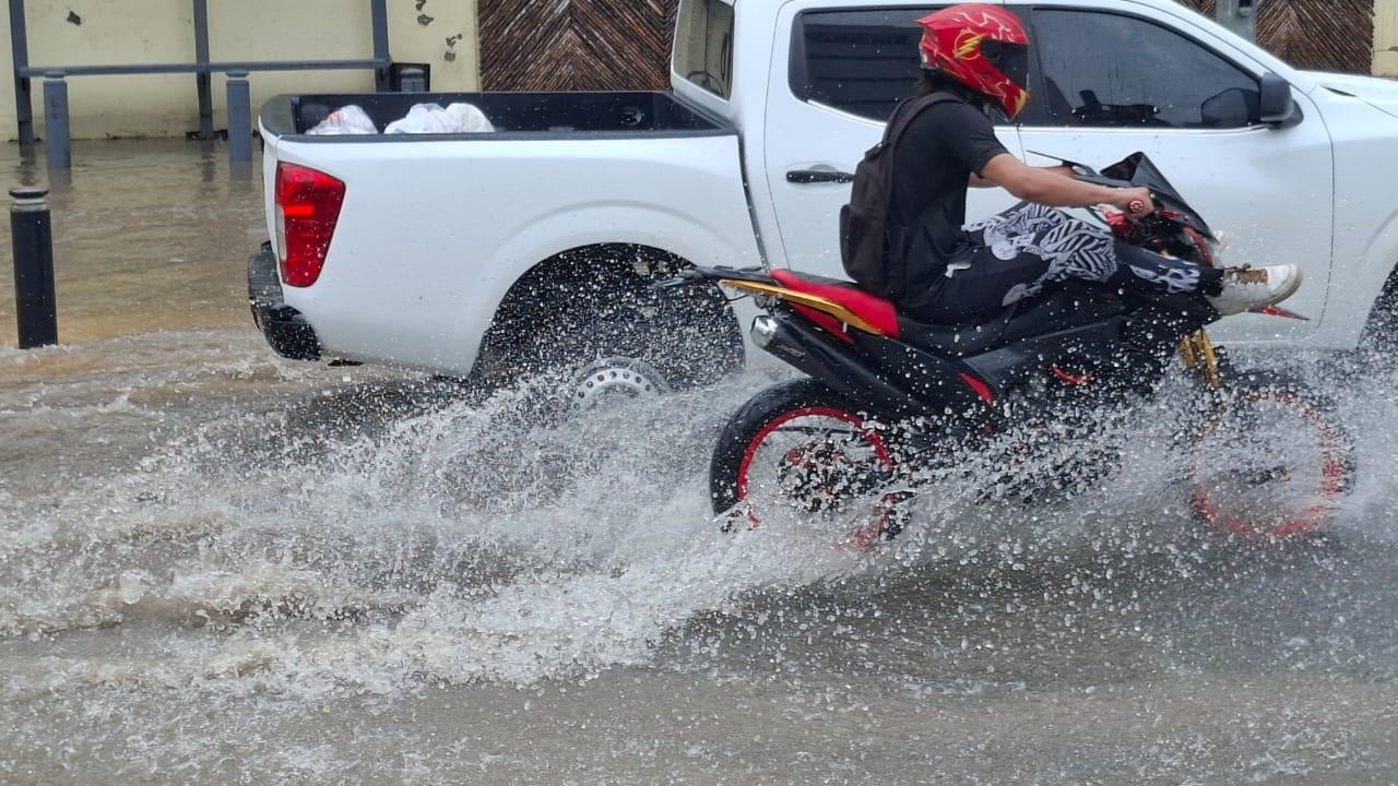 $!Provocan lluvias por efectos de la tormenta tropical Raymond encharcamientos en zona turística y avenidas de Mazatlán