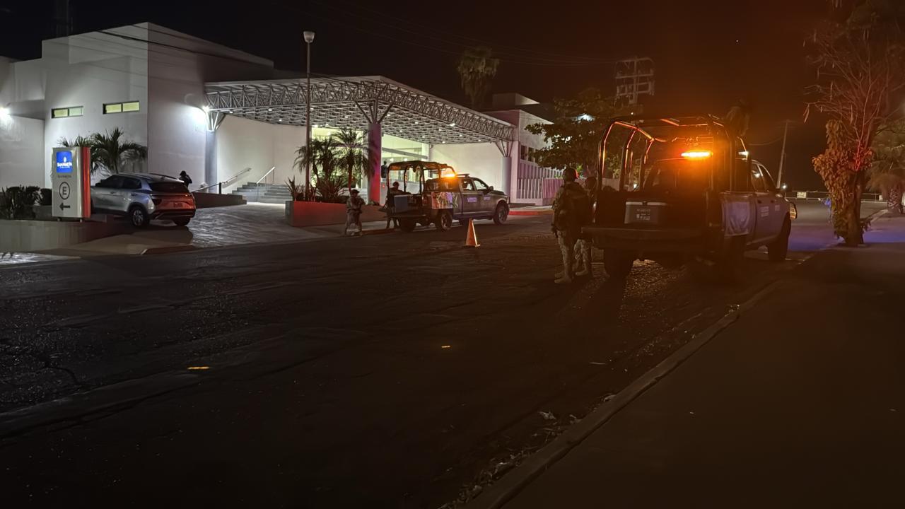 $!Ataque a balazos frente a funeraria deja a dos jóvenes heridos en sector Montebello, Culiacán