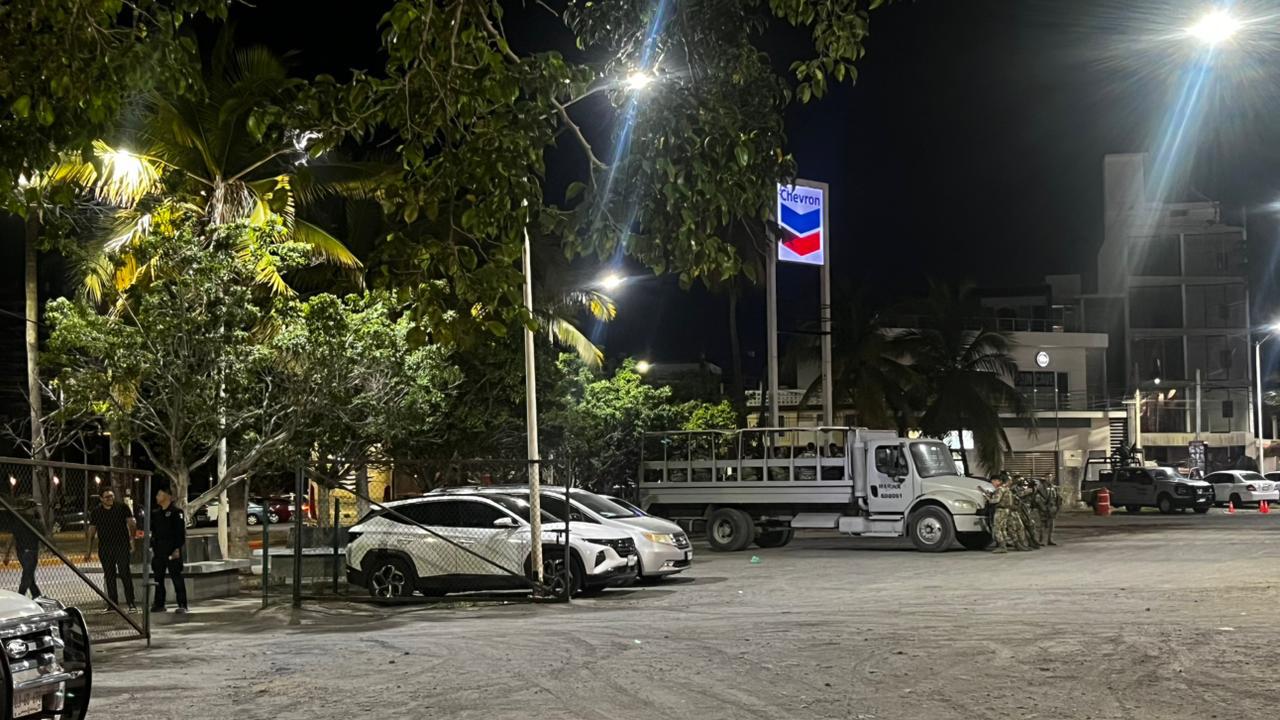 $!Elementos de seguridad resguardan largas filas previo a la coronación de los Juegos Florales, en el Carnaval de Mazatlán