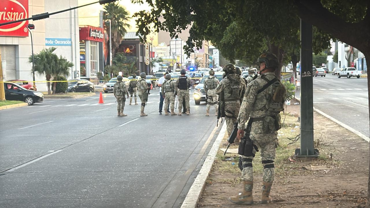 $!Persiguen y asesinan a dos jóvenes hombres en el sector Tres Ríos de Culiacán
