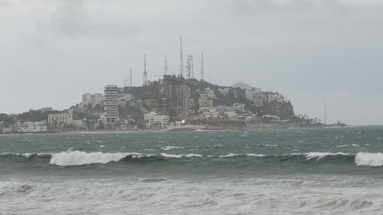 $!Mazatlán amanece con llovizna y ráfagas de viento; se prevé se puedan incrementar