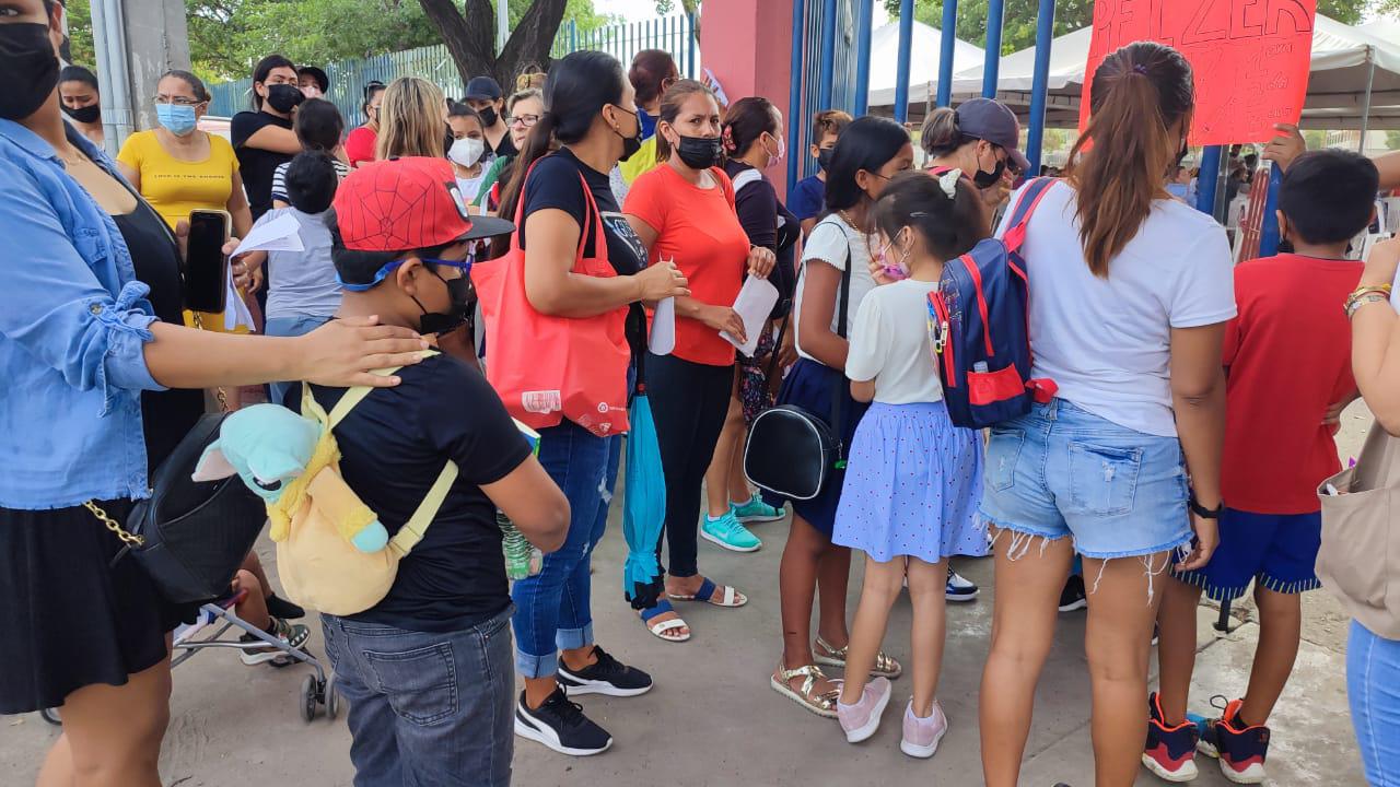 $!Forman larga fila en Mazatlán para vacunar contra Covid a niños