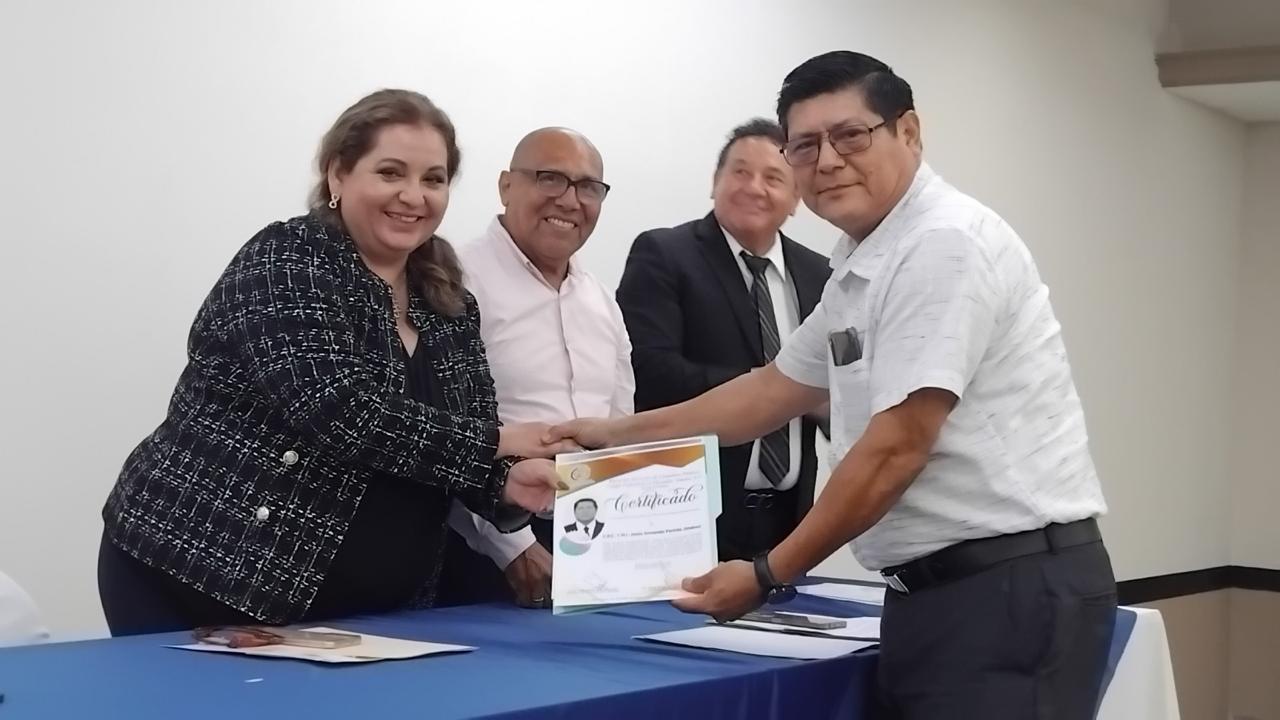 $!Reciben contadores de Mazatlán constancias por su capacitación profesional continua