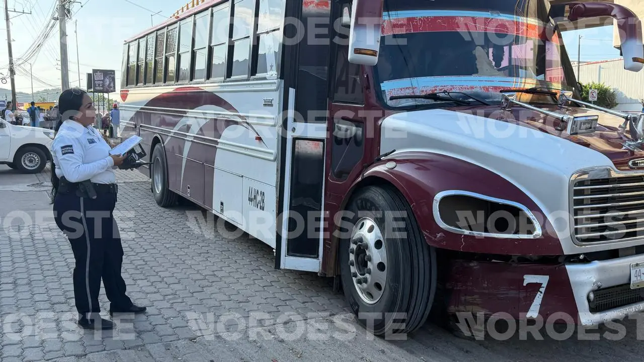 $!Auto choca contra ‘ranchobús’ en crucero del Libramiento Colosio y Clouthier en la Flores Magón, en Mazatlán