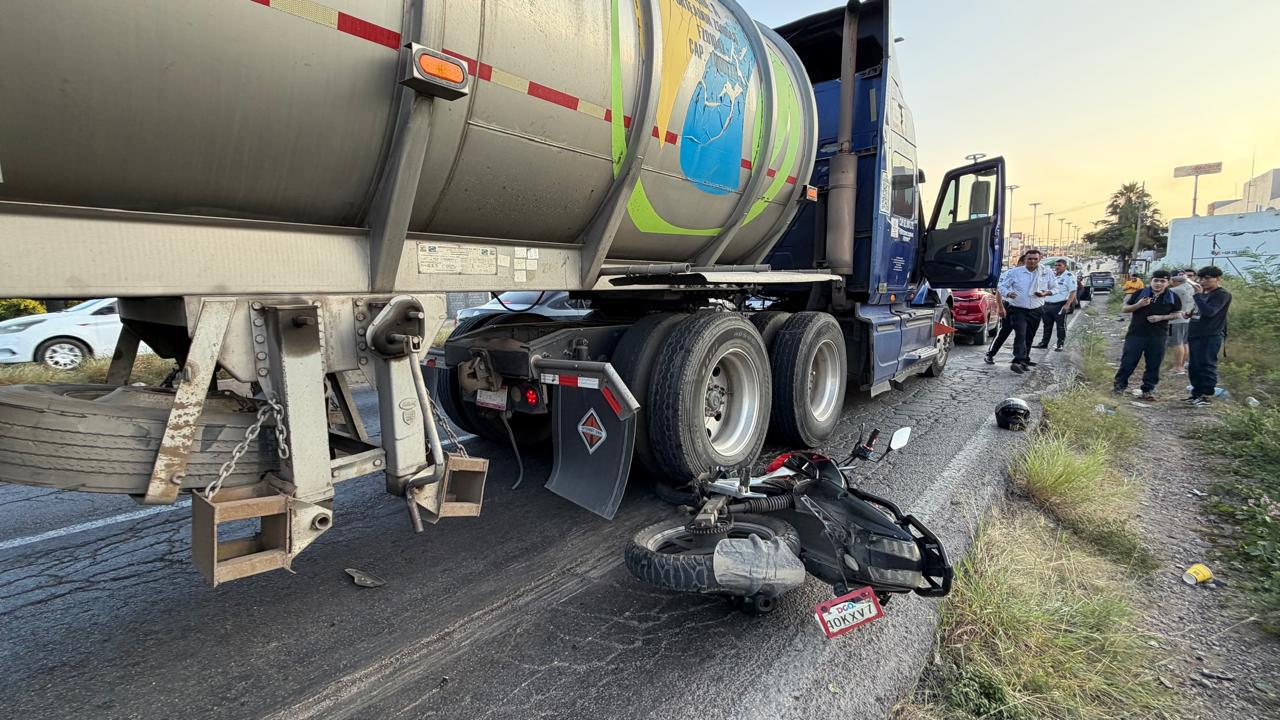 $!Tráiler provoca carambola y aplasta moto en paso superior de Mazatlán; hay una lesionada