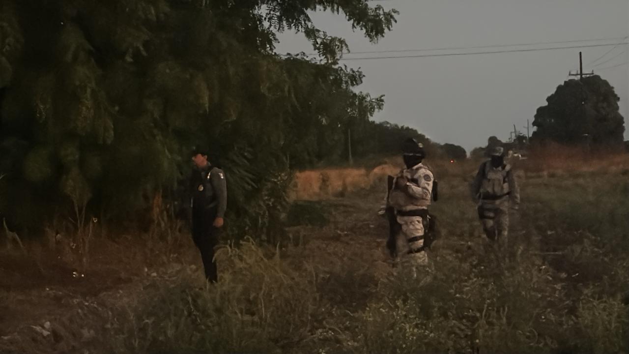 $!Muere motociclista tras derrapar y chocar contra un árbol en Navolato