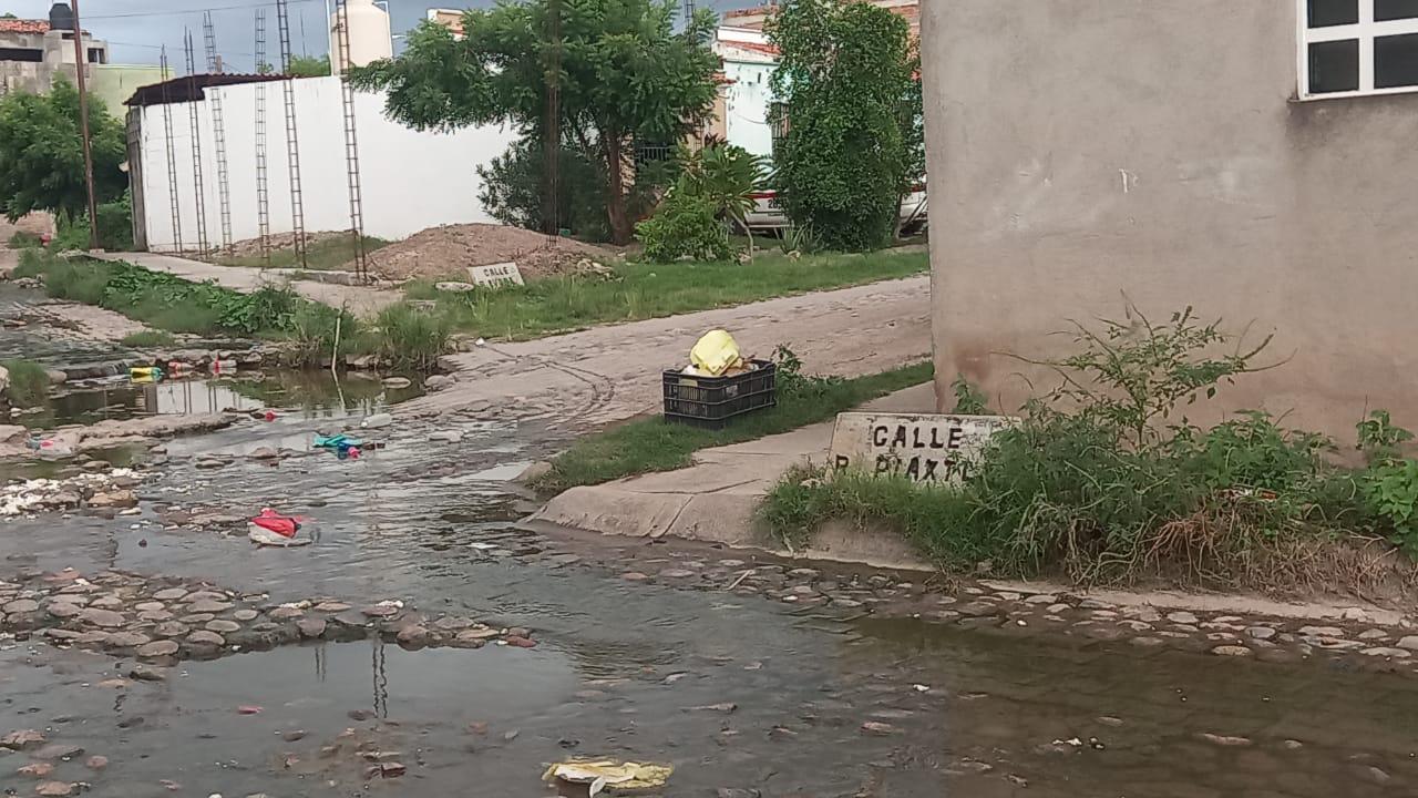 $!Se quejan vecinos de aguas pestilentes de un drenaje colapsado en la calle Río Piaxtla en Escuinapa