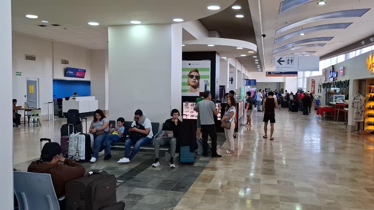$!Intenso flujo de pasajeros este domingo en el Aeropuerto de Mazatlán