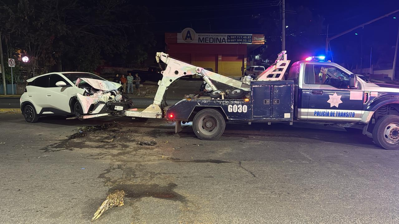 $!Fuerte choque deja 4 personas heridas sobre la avenida Manuel Clouthier, en Culiacán