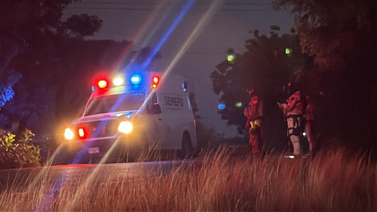 $!Muere motociclista tras derrapar y chocar contra un árbol en Navolato