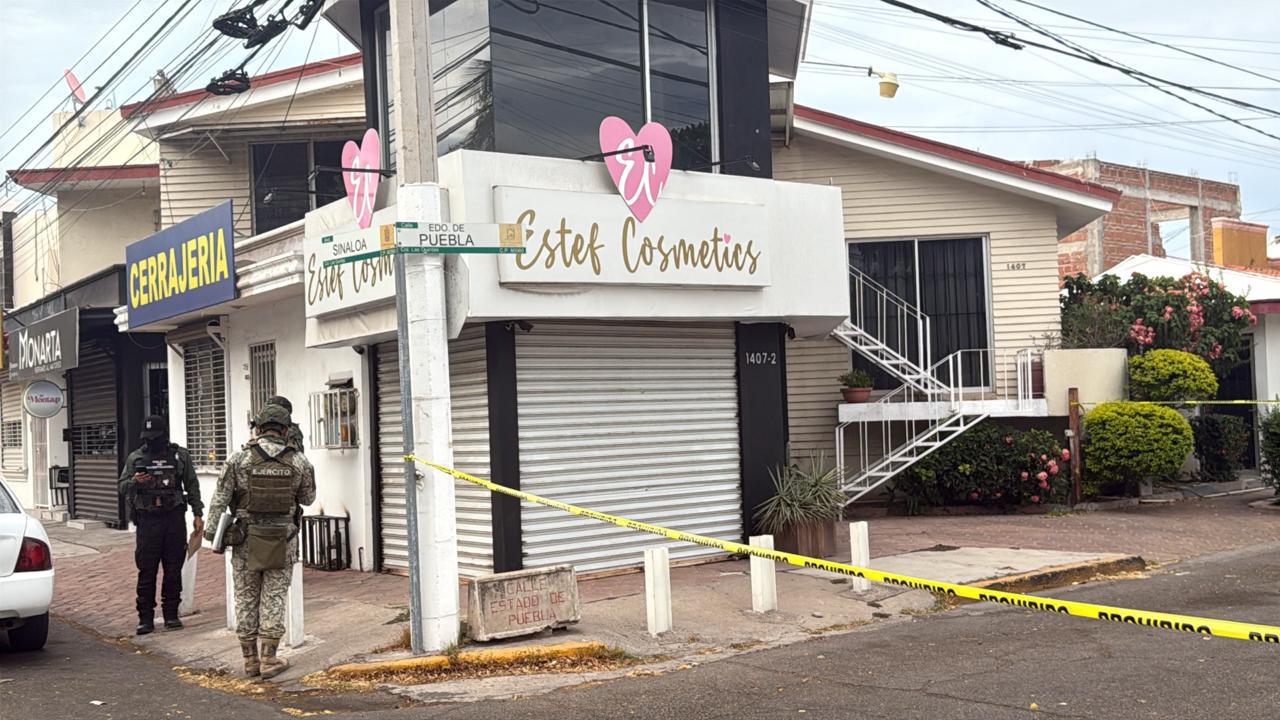 $!Atacan a balazos negocio de cosméticos en Las Quintas, en Culiacán; presentó tres impactos en la fachada