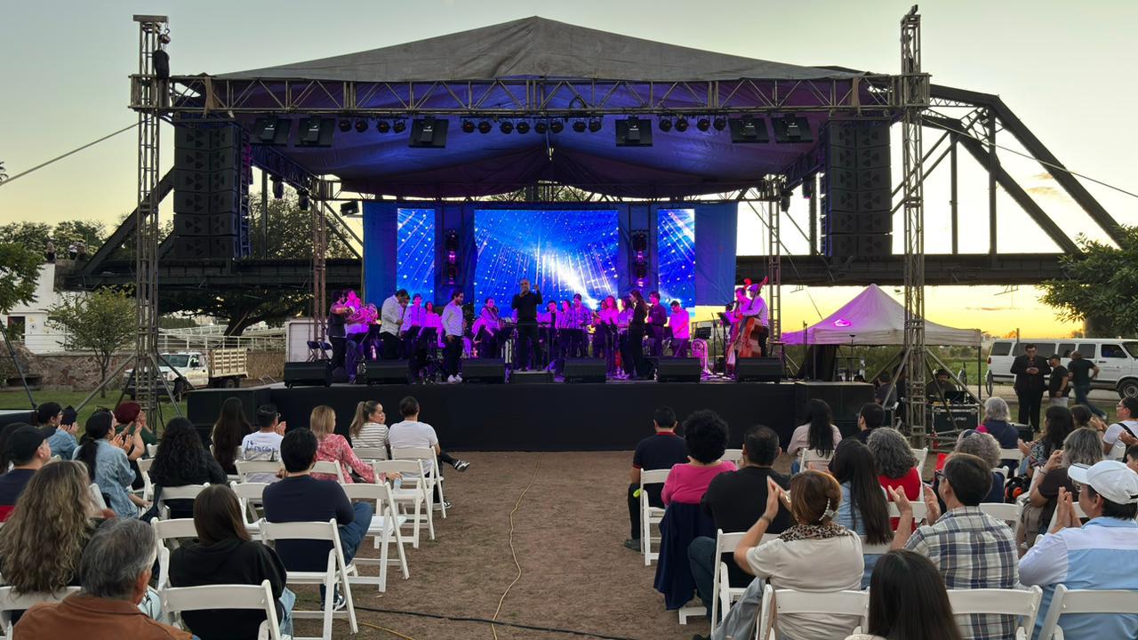 $!El público disfrutó del espectáculo.